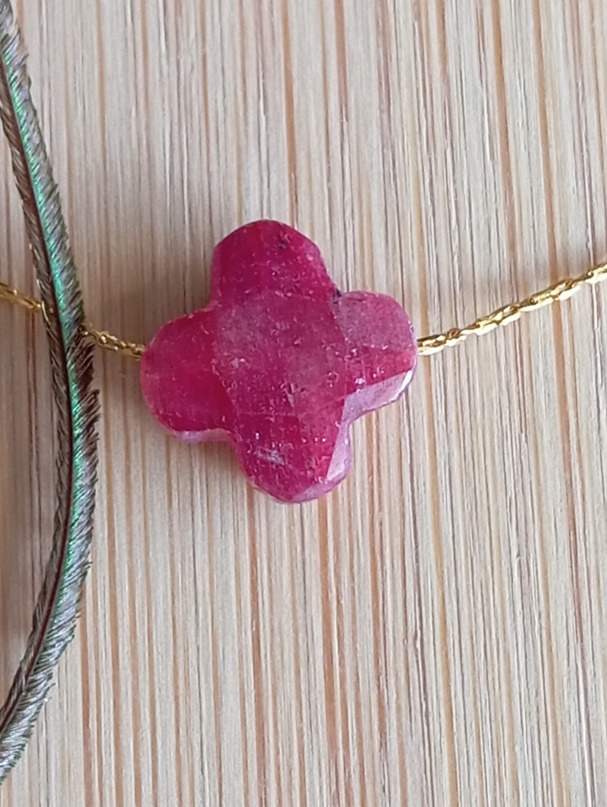 Charme cristallin trèfle rubis zoisite