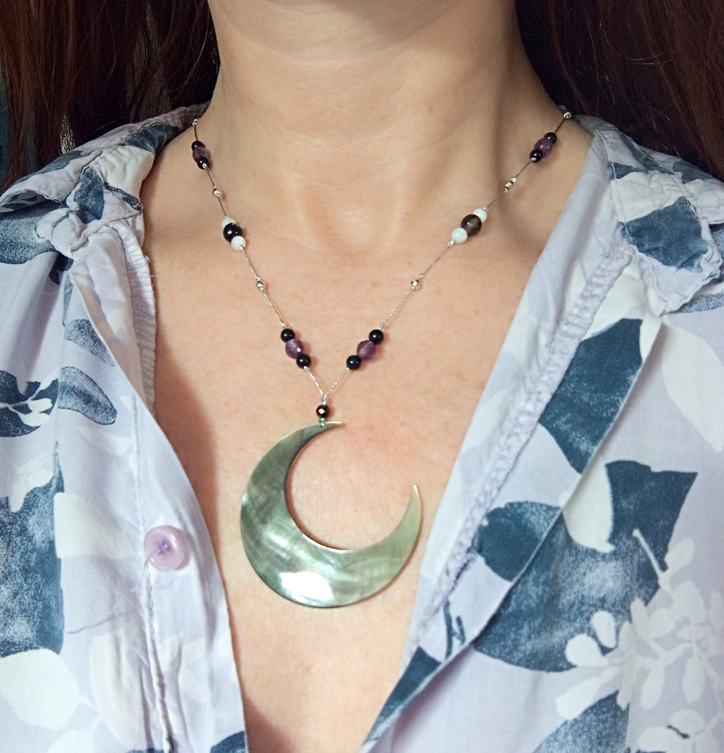 "L'Élégance Astrale : Collier de la Nouvelle Lune en Verseau"