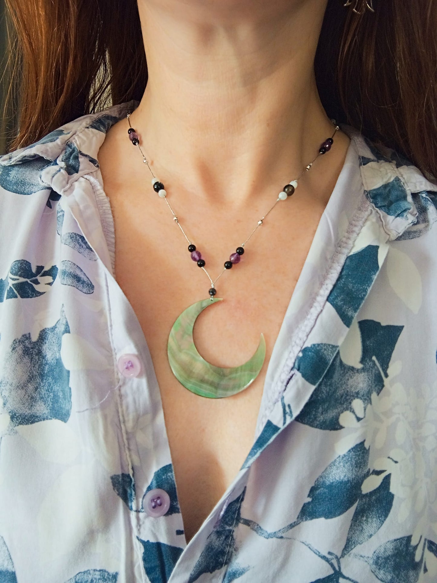 "L'Élégance Astrale : Collier de la Nouvelle Lune en Verseau"